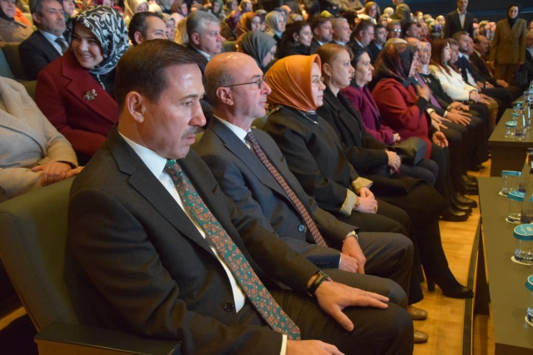 İpek Yolu Temalı Altın Dokunuşlar Sergisi Konya’da kapılarını açtı 10